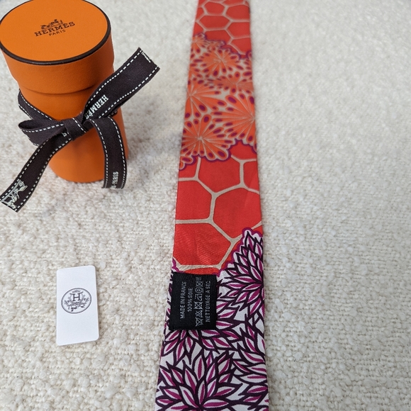 Authentic Hermes Silk Twilly - Picture 4 of 11